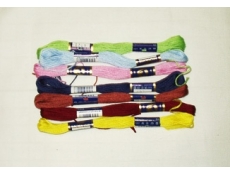 SLEVA - Vyšívací příze MOULINE 5ks + náprstek + 2x velká jehla